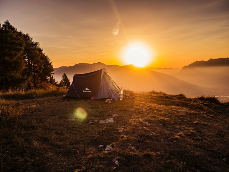 Campingtält i solnedgången